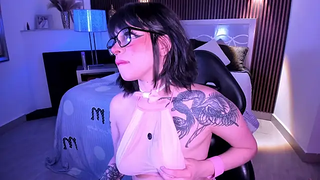 Snapshot of NattashaHotson chatting on 10-22-25, 03:51 NattashaHotson online show from 10-22-25, 03:51