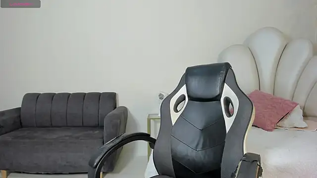 MaximusDick1  online show from 06-23-26, 12:25