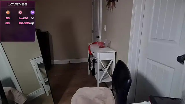 Snapshot of Brooklyn_Bee chatting on 12-08-24, 12:18 Brooklyn Bee online show from 12-08-24, 12:18