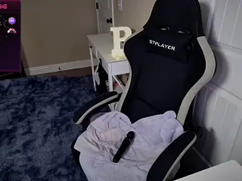 Snapshot of Brooklyn_Bee chatting on 02-24-25, 03:23 Brooklyn Bee online show from 02-24-25, 03:23