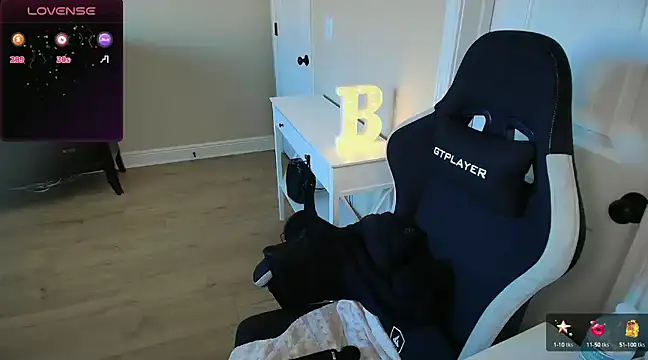 Snapshot of Brooklyn_Bee chatting on 03-17-25, 10:17 Brooklyn Bee online show from 03-17-25, 10:17