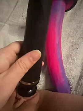 Snapshot of luisa1 chatting on 12-17-25, 08:09 luisa1 online show from 12-17-25, 08:09