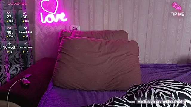 Snapshot of KellyCrystall chatting on 09-22-25, 06:26 KellyCrystall online show from 09-22-25, 06:26