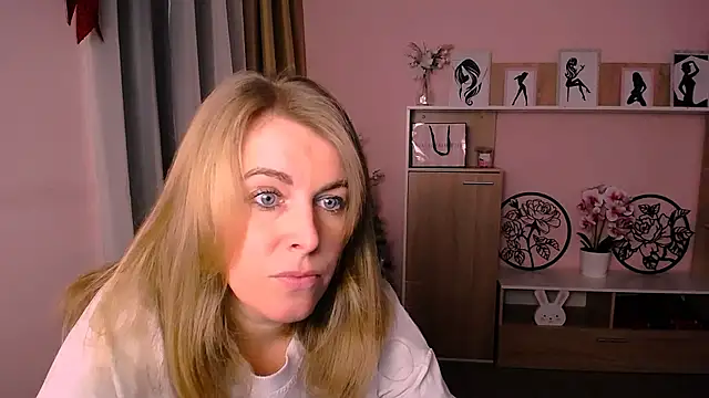 Snapshot of Hot_Milady chatting on 12-24-24, 07:39 Hot Milady online show from 12-24-24, 07:39