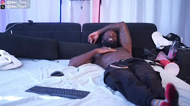 MacTroy online show from 09-12-25, 10:48