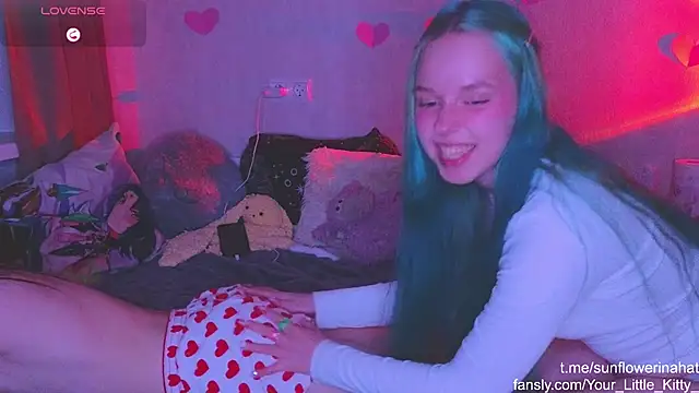 Snapshot of 812sunflowerinahat chatting on 02-15-25, 01:49 812sunflowerinahat online show from 02-15-25, 01:49