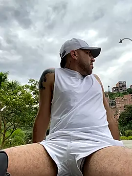 JuanZapata33 online show from 10-30-25, 04:52