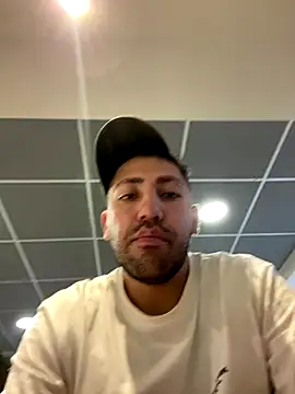 JuanZapata33 online show from 12-05-25, 08:27