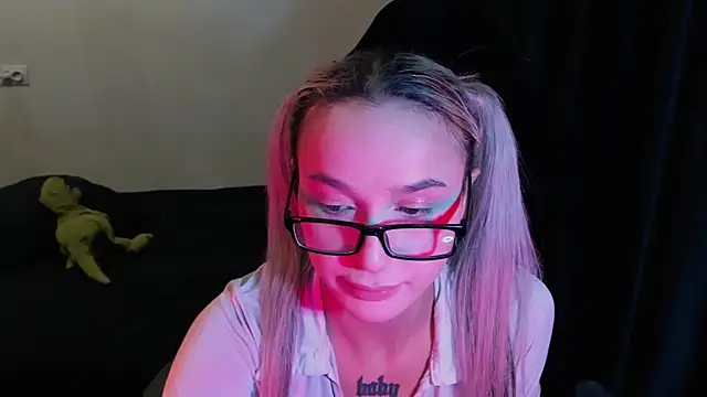 Snapshot of MilaAsh chatting on 02-20-26, 05:37 MilaAsh online show from 02-20-26, 05:37