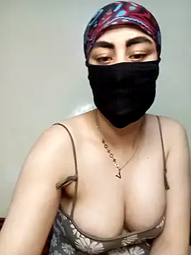 Snapshot of Lalou chatting on 01-12-25, 04:40 Lalou online show from 01-12-25, 04:40