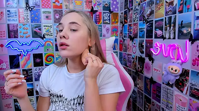 MiaMilas online show from 12-19-25, 02:57