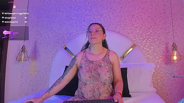 Snapshot of sophie_1 chatting on 01-29-25, 03:12 sophie 1 online show from 01-29-25, 03:12