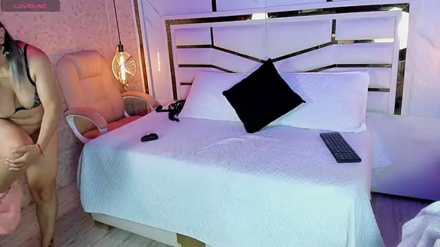Snapshot of sophie_1 chatting on 02-11-25, 03:40 sophie 1 online show from 02-11-25, 03:40