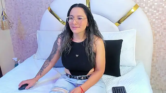 Snapshot of sophie_1 chatting on 02-15-25, 03:31 sophie 1 online show from 02-15-25, 03:31