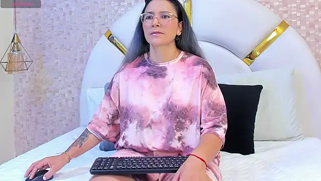 Snapshot of sophie_1 chatting on 02-19-25, 03:06 sophie 1 online show from 02-19-25, 03:06
