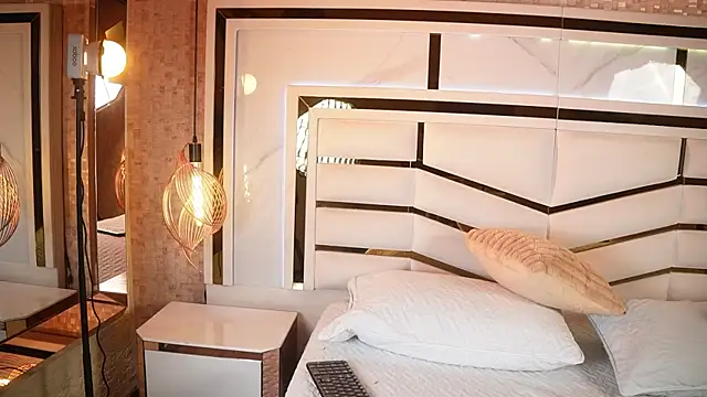 Snapshot of sophie_1 chatting on 10-07-25, 03:04 sophie 1 online show from 10-07-25, 03:04