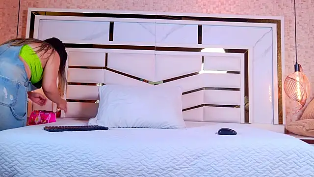 Snapshot of sophie_1 chatting on 10-30-25, 09:37 sophie 1 online show from 10-30-25, 09:37