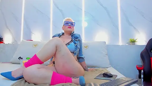 mia becke online show from 01-25-25, 01:30