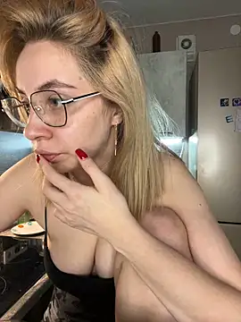 Snapshot of Kitty_Katrine chatting on 10-27-25, 01:37 Kitty Katrine online show from 10-27-25, 01:37