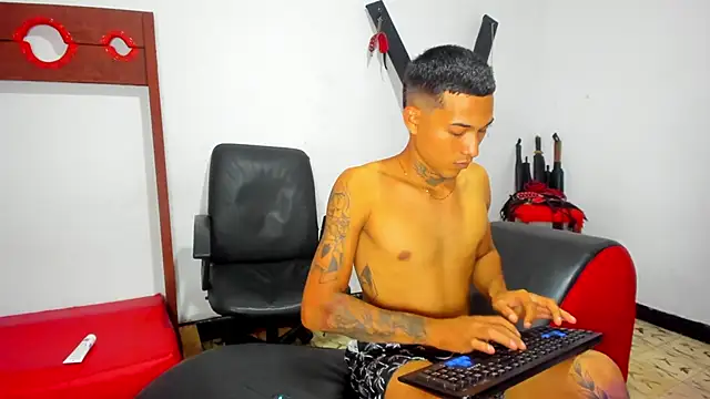 Snapshot of Hana_and_Zeta chatting on 03-13-25, 12:13 Hana and Zeta online show from 03-13-25, 12:13