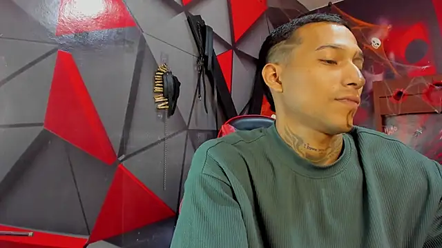 Snapshot of Hana_and_Zeta chatting on 10-31-25, 12:39 Hana and Zeta online show from 10-31-25, 12:39