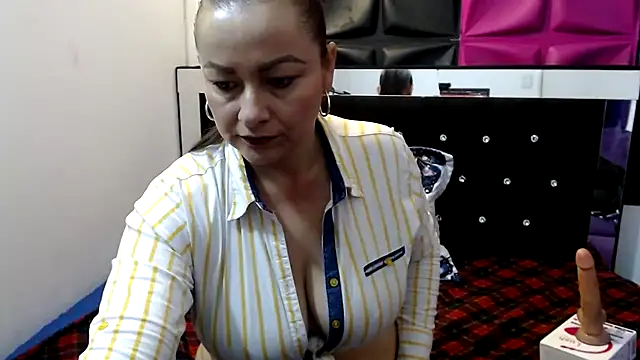 ScarletGlow1 online show from 01-28-25, 05:35