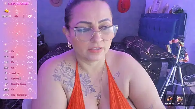 Snapshot of Ivonnee__ chatting on 12-22-24, 11:33 Ivonnee   online show from 12-22-24, 11:33