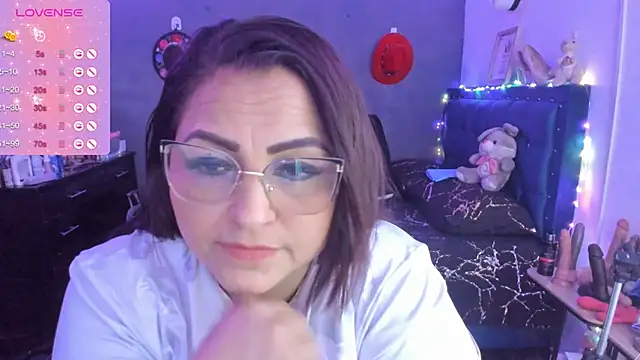 Snapshot of Ivonnee__ chatting on 01-12-25, 05:45 Ivonnee   online show from 01-12-25, 05:45