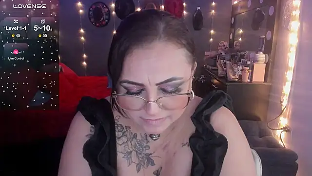 Snapshot of Ivonnee__ chatting on 03-02-25, 05:23 Ivonnee   online show from 03-02-25, 05:23