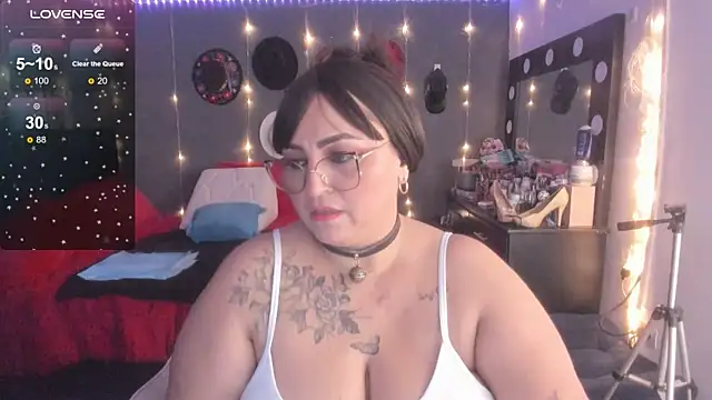 Snapshot of Ivonnee__ chatting on 03-12-25, 03:24 Ivonnee   online show from 03-12-25, 03:24