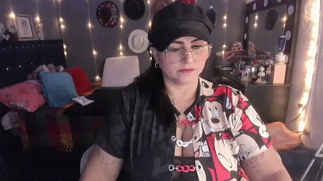 Snapshot of Ivonnee__ chatting on 03-16-25, 06:53 Ivonnee   online show from 03-16-25, 06:53