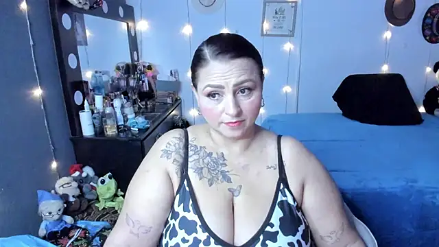 Snapshot of Ivonnee__ chatting on 10-20-25, 10:49 Ivonnee   online show from 10-20-25, 10:49