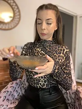 Mia Ethan online show from 10-08-25, 08:23