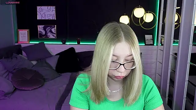 Snapshot of Annabelle_Art chatting on 12-23-24, 06:22 Annabelle Art online show from 12-23-24, 06:22