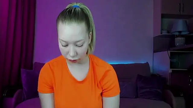 Snapshot of Annabelle_Art chatting on 02-25-25, 02:00 Annabelle Art online show from 02-25-25, 02:00