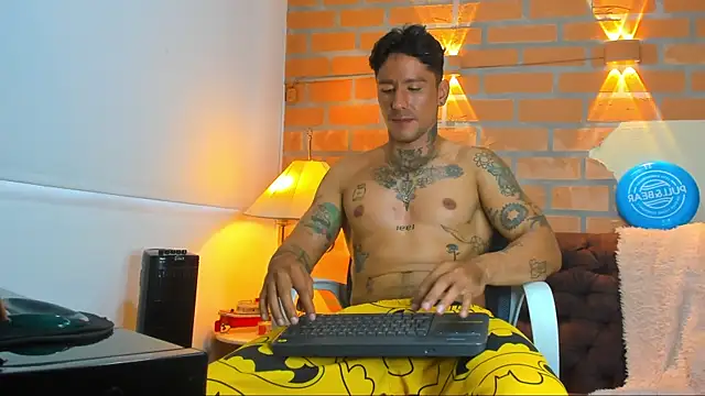 Snapshot of Dylanstonne chatting on 02-25-25, 09:35 Dylanstonne online show from 02-25-25, 09:35