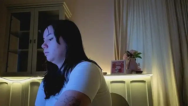 Snapshot of Alisia_Mars chatting on 03-25-26, 04:18 Alisia Mars online show from 03-25-26, 04:18