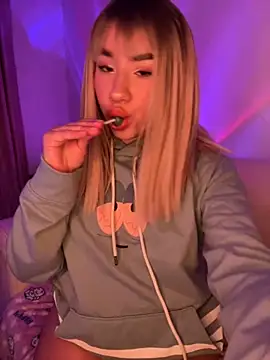 Snapshot of Im_Valen_Cute chatting on 10-17-25, 02:37 Im Valen Cute online show from 10-17-25, 02:37