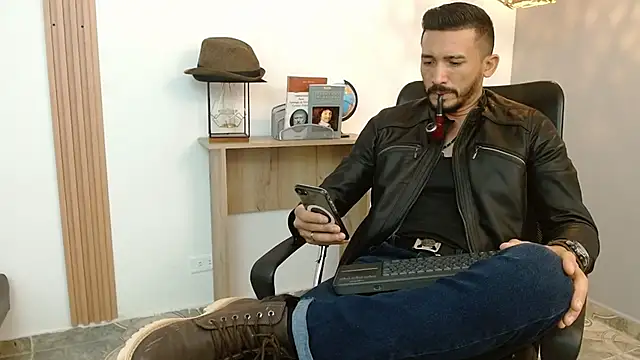 Snapshot of Reiko_85_ chatting on 02-15-25, 07:28 Reiko 85 online show from 02-15-25, 07:28