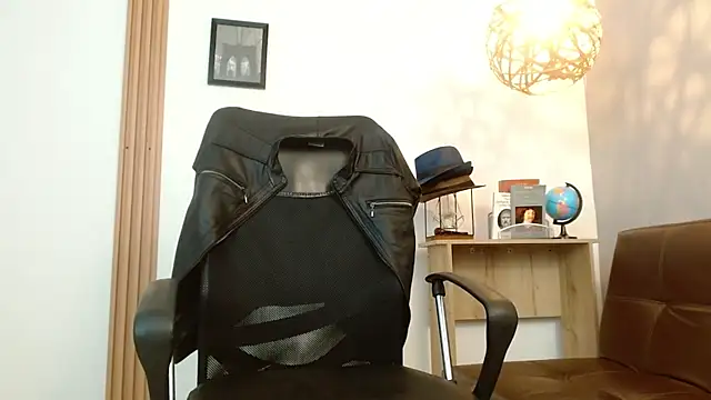 Snapshot of Reiko_85_ chatting on 03-22-25, 10:48 Reiko 85 online show from 03-22-25, 10:48
