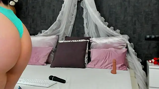 Snapshot of miss_sophieX chatting on 03-05-25, 04:34 miss sophieX online show from 03-05-25, 04:34