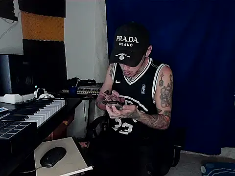 Snapshot of patrik_tattoo_ chatting on 01-23-25, 04:41 patrik tattoo online show from 01-23-25, 04:41