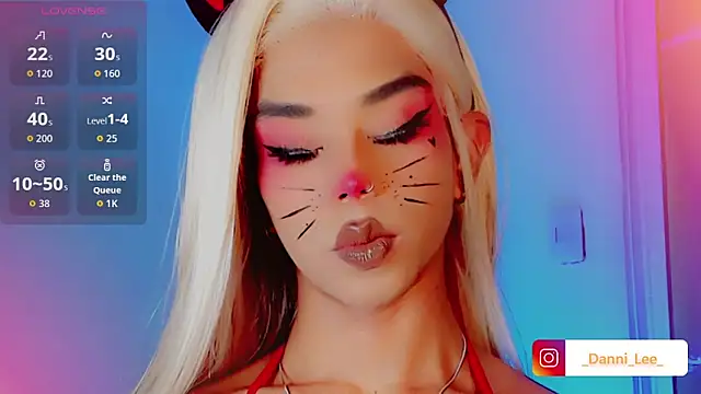 Snapshot of DanniLee_ chatting on 10-31-25, 10:11 DanniLee online show from 10-31-25, 10:11