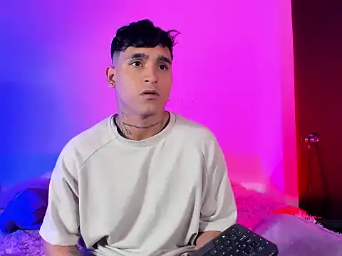 Snapshot of christianwang chatting on 11-14-25, 04:22 christianwang online show from 11-14-25, 04:22