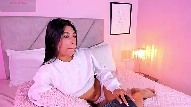 Snapshot of Emilyh_ chatting on 04-11-26, 12:09 Emilyh online show from 04-11-26, 12:09