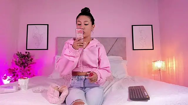 Snapshot of Emilyh_ chatting on 04-16-26, 12:39 Emilyh online show from 04-16-26, 12:39