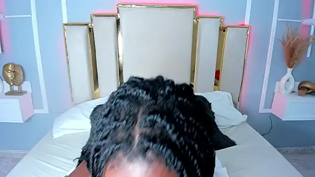 Snapshot of Roxxana-queen chatting on 01-21-25, 08:00 Roxxana-queen online show from 01-21-25, 08:00