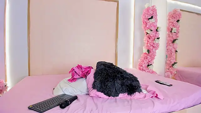 Snapshot of Roxxana-queen chatting on 09-27-25, 07:52 Roxxana-queen online show from 09-27-25, 07:52