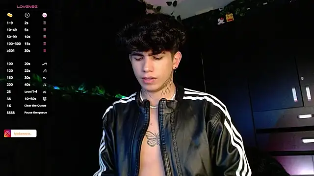 LyleBennett  online show from 12-19-24, 02:57