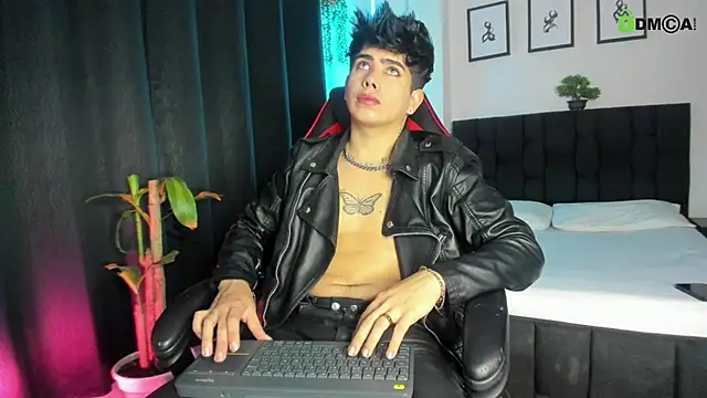 Snapshot of LyleBennett_ chatting on 05-24-26, 01:05 LyleBennett online show from 05-24-26, 01:05
